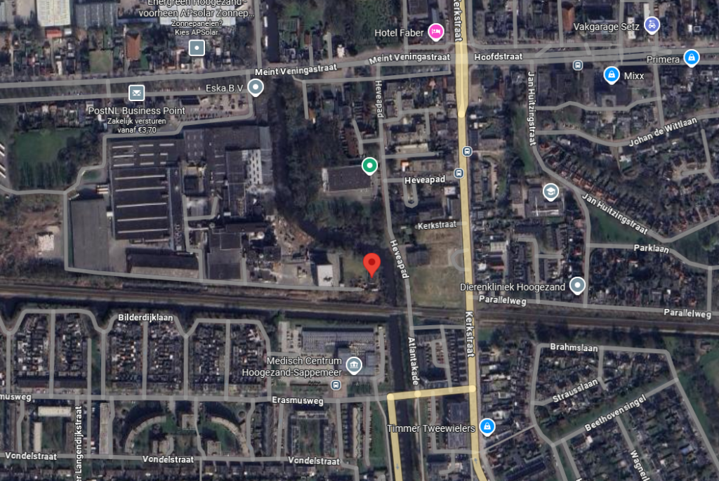 Satellietbeeld van een deel van Hoogezand, met centraal in beeld het terrein van ESKA aan de Meint Veningastraat. Op het beeld is een rood merkteken geplaatst ter aanduiding van het perceel grond, kadastraal bekend als gemeente Hoogezand, sectie K, nummer 6082. Dit perceel van 880 m² bevindt zich binnen het omheinde bedrijfsterrein van ESKA, ten zuiden van de Meint Veningastraat en ten noorden van de Bilderdijklaan, vlakbij het spoor. Op deze locatie stond tot 2022 het voormalige rioolgemaal Beukema. Het perceel is omsloten door bestaande bebouwing en heeft geen directe aansluiting op de openbare weg.